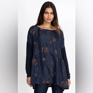 NWOT Johnny Was CALME 100% SILK, polyester sleeves Navy Blue Women's Zodiac Top